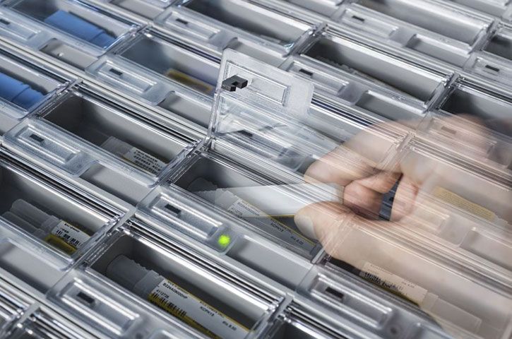 ZOLLER toolOrganizer — оператор працює з шафою